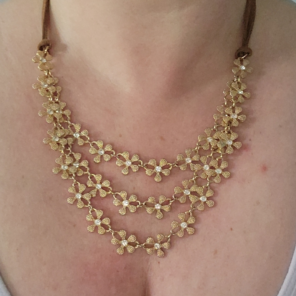 Floral design necklace - Picture 2 of 3